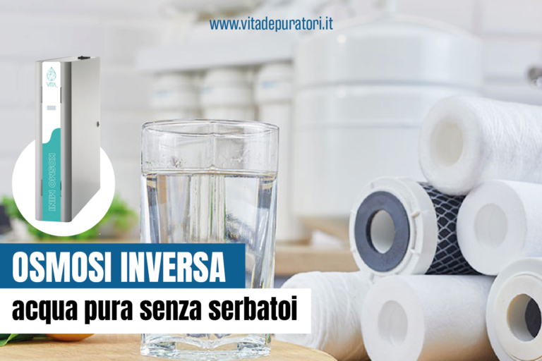 Depuratore Kosmo Mini con filtri per osmosi inversa e bicchiere d’acqua limpida in cucina, rappresentazione dell’acqua pura ottenuta senza serbatoi tramite sistema a flusso diretto.