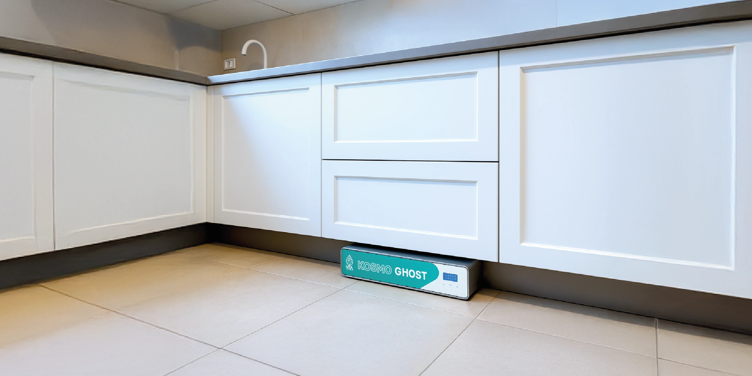 Depuratore osmosi inversa sottolavello Kosmo Ghost installato sotto lo zoccolo della cucina, completamente invisibile, con acqua fredda e frizzante