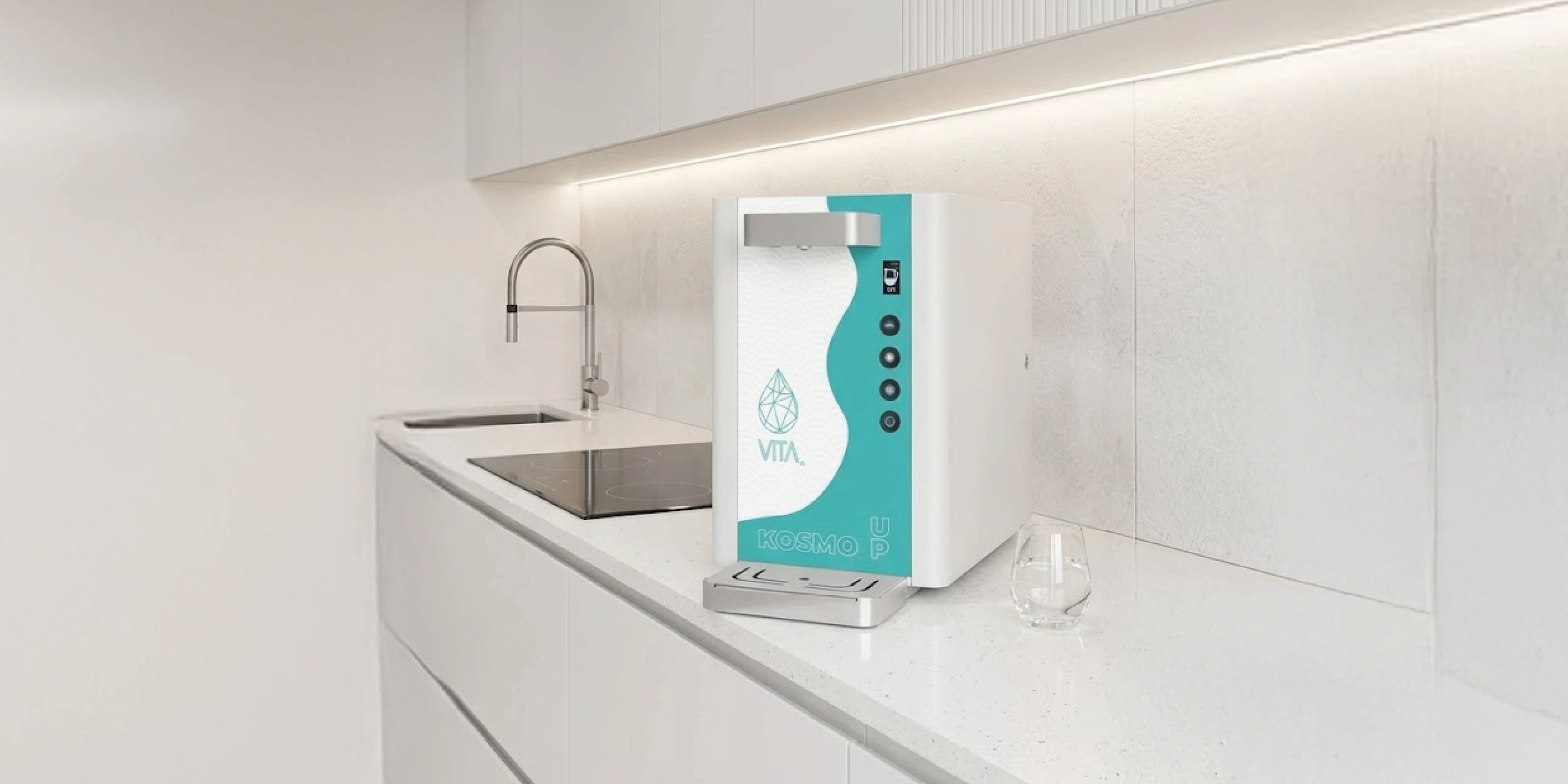 Frigogasatore soprabanco Kosmo UP in cucina, erogazione diretta dal macchinario con acqua fredda e frizzante senza modifiche all’impianto