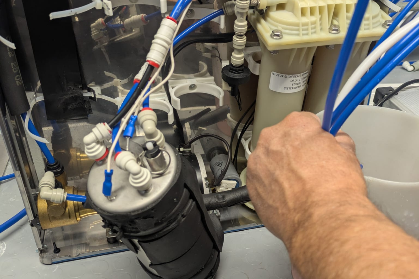 Controllo tecnico componenti interni durante intervento di assistenza su depuratore acqua domestico