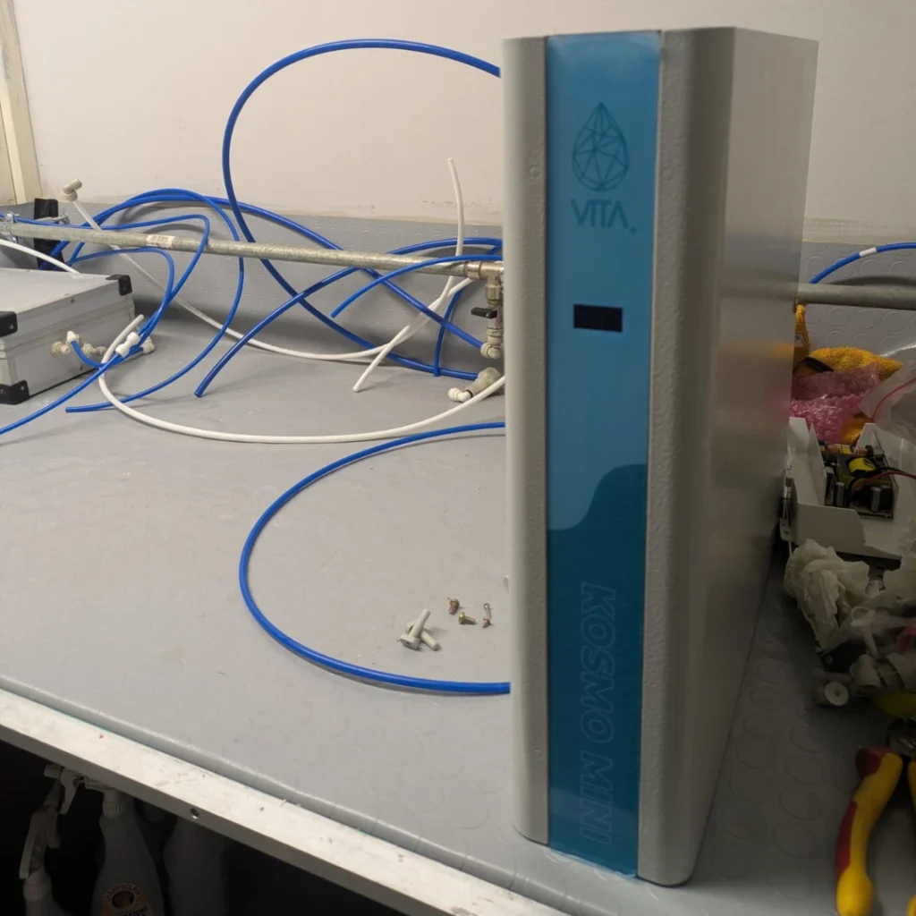 Depuratore ad osmosi inversa Kosmo Mini durante verifica e controllo tecnico presso il laboratorio Vita Depuratori Torino